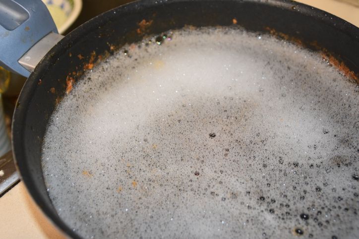 5 Mitos Alat Masak, Benarkah Teflon Bakal Rusak Saat Kena Sendok.