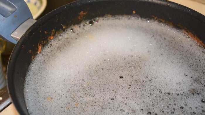 5 Mitos Alat Masak, Benarkah Teflon Bakal Rusak Saat Kena Sendok.
