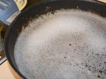 Panci Anti-Lengket Gosong hingga Berkerak? Begini Cara Bersihkannya