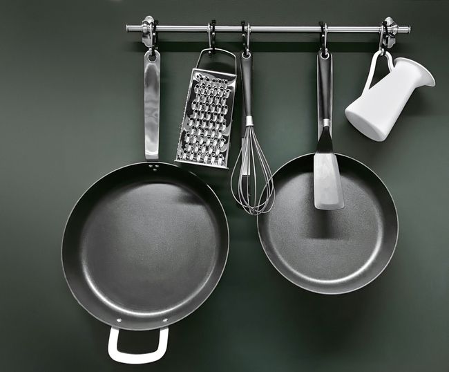 5 Mitos Alat Masak, Benarkah Teflon Bakal Rusak Saat Kena Sendok.