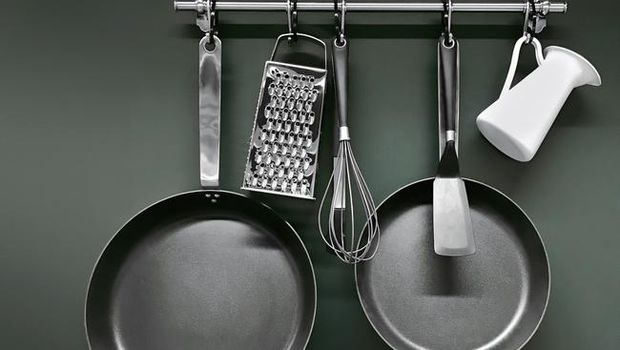 5 Mitos Alat Masak, Benarkah Teflon Bakal Rusak Saat Kena Sendok.