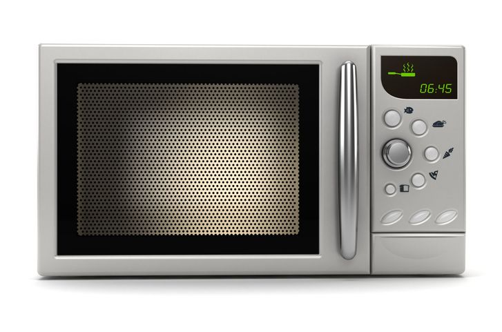 5 Mitos Alat Masak, Benarkah Teflon Bakal Rusak Saat Kena Sendok.