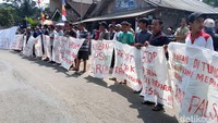 Awalnya aksi unjuk rasa yang digelar di jalan Desa Guntur, Kecamatan Bener, berjalan damai, Kamis (4/8/2022) siang. Foto: Rinto Heksantoro/detikJateng