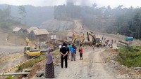 Warga menuntut kejelasan tanah di luar penetapan lokasi (penlok) namun justru ikut terdampak pembangunan Bendungan Bener. Usai meluapkan emosi, massa kemudian membubarkan diri sekitar pukul 12.45 WIB. Foto: Rinto Heksantoro/detikJateng