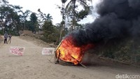 Sembari berteriak sebagian orang kemudian membakar ban bekas di dalam area proyek Bendungan Bener. Foto: Rinto Heksantoro/detikJateng