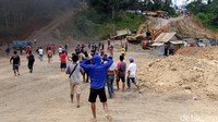 Usai berorasi dan menyampaikan tuntutan, sekitar pukul 12.05 WIB, massa tiba-tiba memasuki area proyek pembangunan Bendungan Bener setelah merusak pagar pembatas proyek. Foto: Rinto Heksantoro/detikJateng
