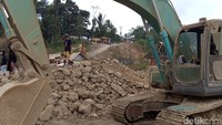 Tak hanya itu, fasilitas seperti ruang penjaga dan bangunan pelaksana proyek hingga alat berat juga tak luput dari sasaran. Foto: Rinto Heksantoro/detikJateng
