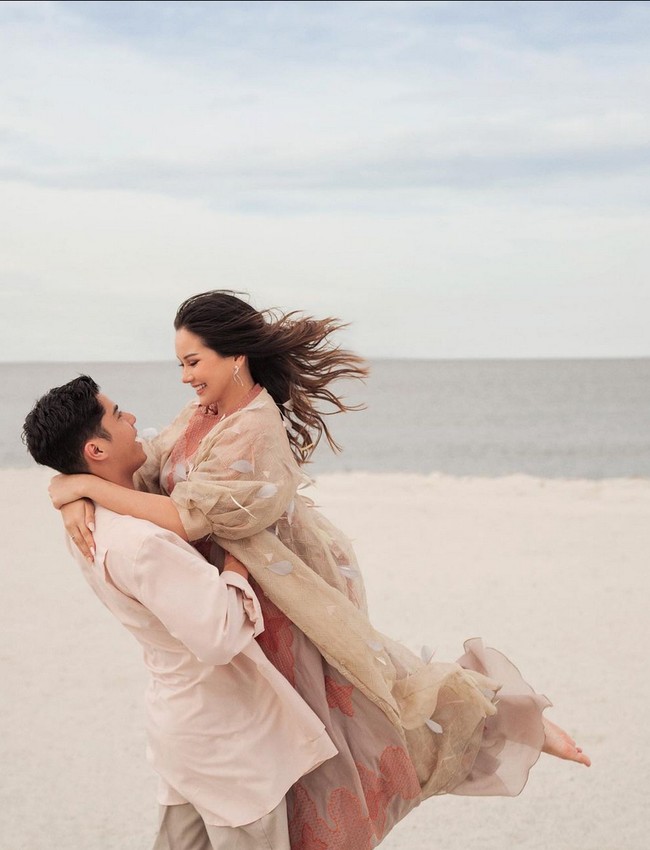 Selama berpacaran, dua sejoli ini kerap memperlihatkan kemesraan mereka di media sosial. Dari momen kebersamaan saat liburan bareng hingga pemotretan. Foto: Instagram/@alyssadaguise