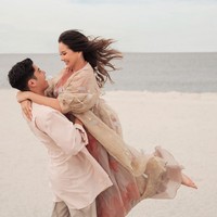 Selama berpacaran, dua sejoli ini kerap memperlihatkan kemesraan mereka di media sosial. Dari momen kebersamaan saat liburan bareng hingga pemotretan. Foto: Instagram/@alyssadaguise