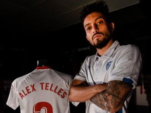 Alex Telles Resmi Berkostum Sevilla dengan Status Pinjaman dari MU