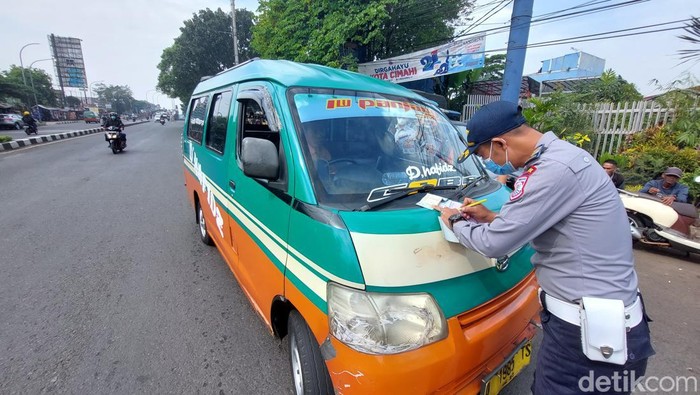 Angkot saat ditindak di Cimahi