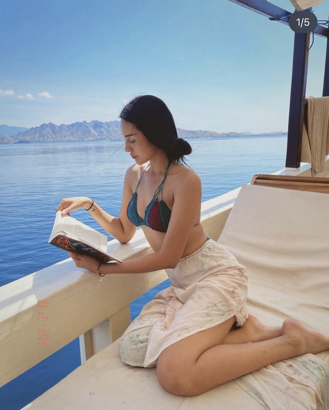 Seperti dalam foto, Anya terlihat memadukan bikini berwarna hijau dan merah marun dengan rok berbelahan cukup tinggi hingga ke paha. Sambil membaca buku di atas kapal yang ditumpanginya, Anya Geraldine tampak begitu menikmati momen liburannya tersebut. Foto: Instagram/@anyageraldine