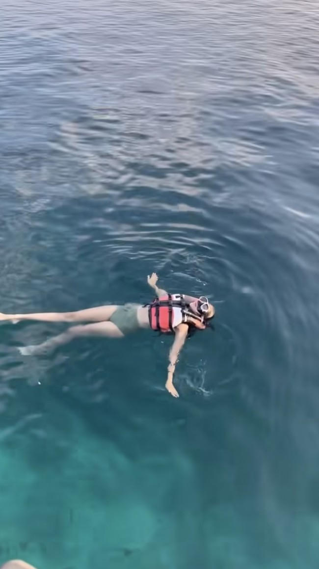 Tak mau menyia-nyiakan momen saat di Labuan Bajo, Anya terlihat berenang menikmati laut di sana. Tak lupa Anya pun mengabadikan momen tersebut.Foto: Instagram/@anyageraldine