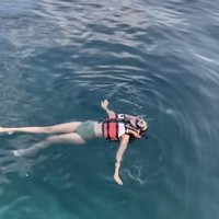 Tak mau menyia-nyiakan momen saat di Labuan Bajo, Anya terlihat berenang menikmati laut di sana. Tak lupa Anya pun mengabadikan momen tersebut.Foto: Instagram/@anyageraldine