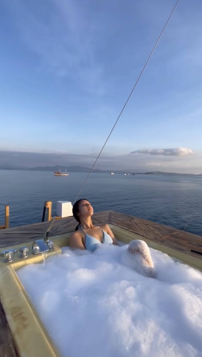 Liburan Anya Geraldine di Labuan Bajo tampak mewah. Seperti dalam foto ini, momen saat Anya tengah berendam di atas kapal yang ditumpanginya. Foto: Instagram/@anyageraldine