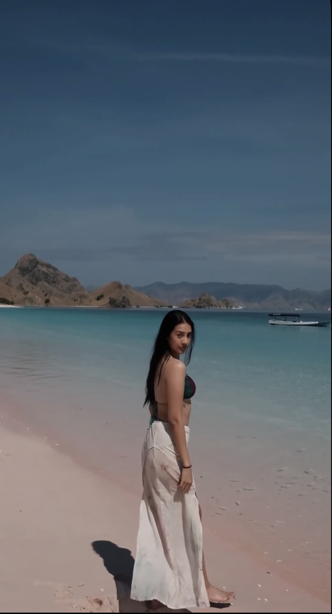 Dikenal punya bentuk tubuh ideal dan wajah yang cantik, penampilan Anya Geraldine memang kerap mencuri perhatian. Unggahan-unggahannya pun selalu dibanjiri beragam komentar pujian dari netizen. Foto: Instagram/@anyageraldine