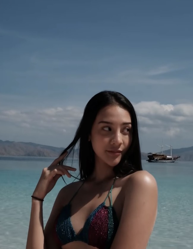 Tampil natural tanpa pulasan makeup dan rambut panjang yang dibiarkan terurai, penampilan Anya Geraldine tetap terlihat cantik. Bagaimana menurutmu? Foto: Instagram/@anyageraldine