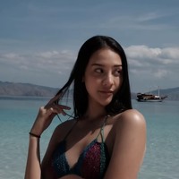 Tampil natural tanpa pulasan makeup dan rambut panjang yang dibiarkan terurai, penampilan Anya Geraldine tetap terlihat cantik. Bagaimana menurutmu? Foto: Instagram/@anyageraldine