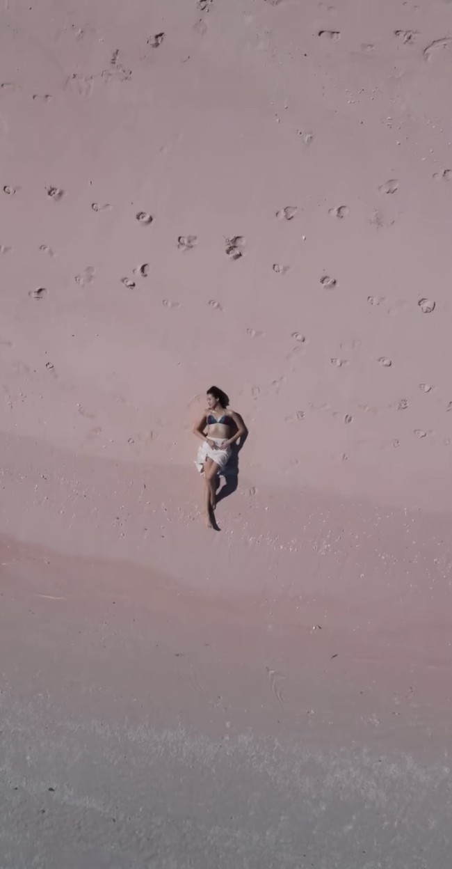 Begini gaya Anya Geraldine saat tiduran di pinggir pantai. Tubuh langsing Anya sendiri didapatkannya karena ia sering berolahraga. Melalui akun Instagramnya, Anya juga sering membagikan momen-momen dirinya berolahraga ke 10,9 juta pengikutnya. Foto: Instagram/@anyageraldine