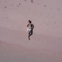 Begini gaya Anya Geraldine saat tiduran di pinggir pantai. Tubuh langsing Anya sendiri didapatkannya karena ia sering berolahraga. Melalui akun Instagramnya, Anya juga sering membagikan momen-momen dirinya berolahraga ke 10,9 juta pengikutnya. Foto: Instagram/@anyageraldine