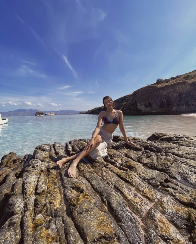 Melalui foto-foto yang diunggah Anya ke akun Instagramnya terlihat jika dirinya tengah berlibur ke Labuan Bajo bersama para sahabatnya. Selama di sana Anya tampil seksi mengenakan bikini. Foto: Instagram/@anyageraldine