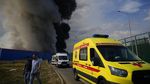 Foto Kebakaran Gudang E-Commerce di Rusia, Asap Hitam Membubung Tinggi