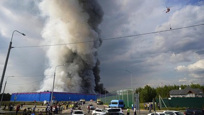 Foto Kebakaran Gudang E-Commerce di Rusia, Asap Hitam Membubung Tinggi