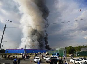 Foto Kebakaran Gudang E-Commerce di Rusia, Asap Hitam Membubung Tinggi
