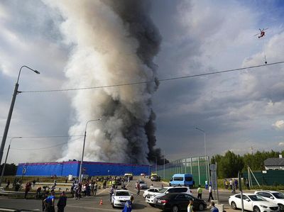 Foto Kebakaran Gudang E-Commerce di Rusia, Asap Hitam Membubung Tinggi