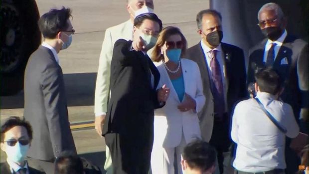 U.S. House of Representatives Speaker Nancy Pelosi waves with other members of the delegation as they board a plane before leaving Taipei Songshan Airport, in Taipei, Taiwan August 3, 2022, in this screengrab taken from video. REUTERS TV/Pool via REUTERS. NO RESALES. NO ARCHIVES.