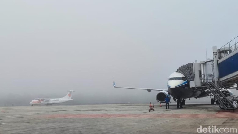 Bandara Sultan Syarif Kasim II Pekanbaru diselumuti kabut tebal. Bandara Sultan Syarif Kasim II Pekanbaru diselumuti kabut tebal.
