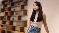 Namun yang menjadi sorotan adalah pembawaan Bella di atas panggung yang dinilai sombong saat menjawab pertanyaan juri. Dewi Perssik pun kemudian dibuat geram. (Foto: dok. Instagram @bellanovita._) 