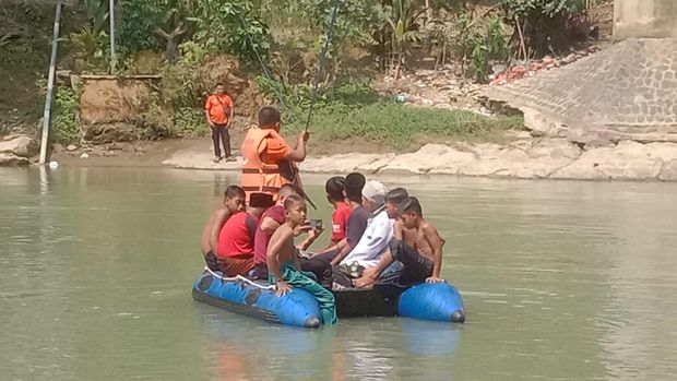 BPBD Lebak Turunkan Perahu Karet untuk Nyeberang Anak Sekolah