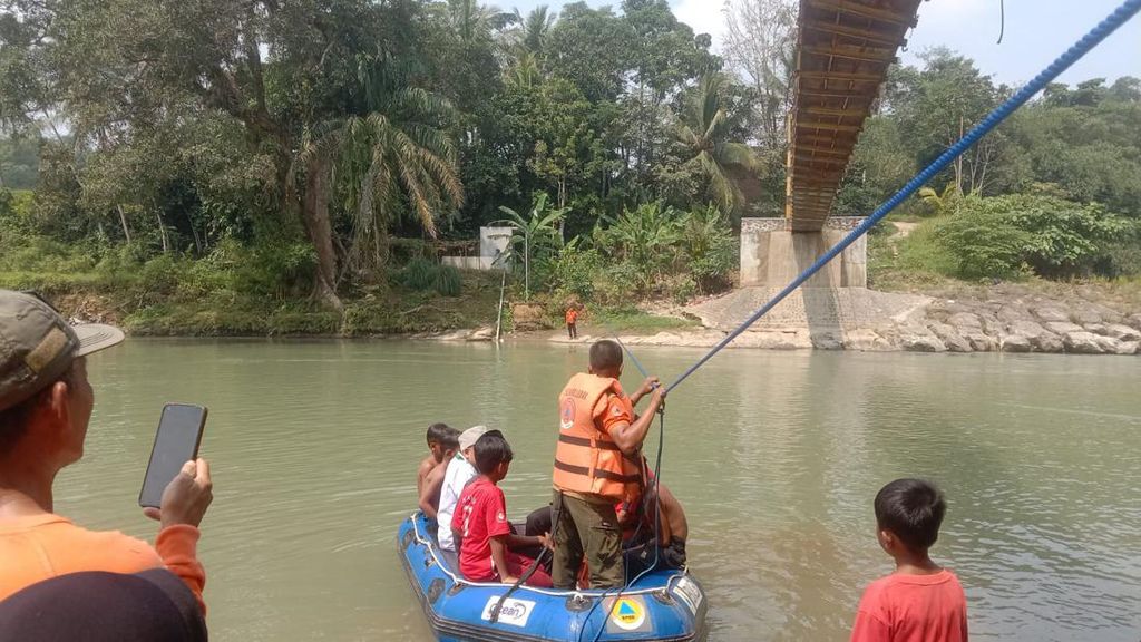 Jembatan di Lebak Rusak, BPBD Turunkan Perahu Karet untuk Anak Sekolah