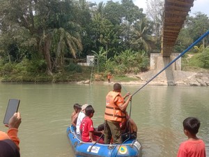 Jembatan di Lebak Rusak, BPBD Turunkan Perahu Karet untuk Anak Sekolah