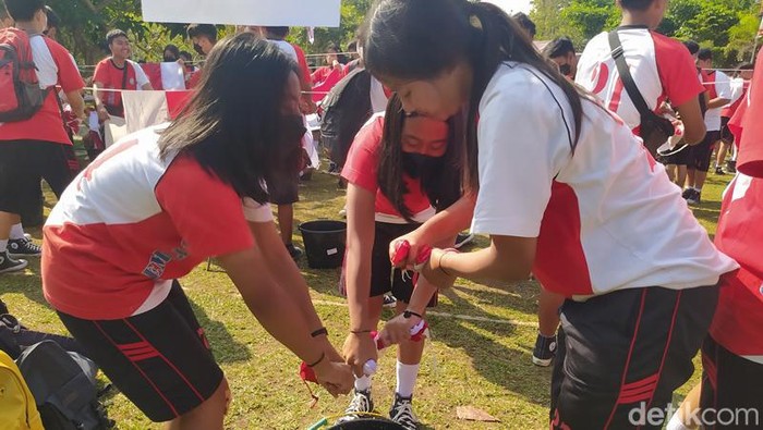 Suasana pencucian bendera Merah Putih di Kota Parakan, Kabupaten Temanggung yang diinisiasi SMK Mipha Parakan, Kamis (4/8/2022).