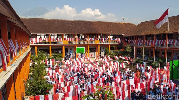 Semangat Siswa di Temanggung Ikuti Cuci Bendera Massal Sambut HUT RI