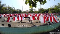 Sebanyak 3.432 pelajar di Kecamatan Parakan, Kabupaten Temanggung, Jawa Tengah, mengikuti cuci bendera Merah Putih massal. Pencucian bendera massal ini dilakukan untuk menyongsong peringatan Kemerdekaan Indonesia ke-77. (Foto: Eko Susanto/detikJateng)