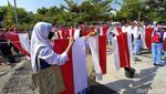Semangat Siswa di Temanggung Ikuti Cuci Bendera Massal Sambut HUT RI