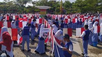 Pencucian bendera Merah Putih berlangsung di Taman Bambu Runcing Parakan, di halaman SDN 1, 2 dan 3 serta di halaman SMK Mipha Parakan. Bendera yang dicuci tersebut dibawa masing-masing siswa dari rumah. (Foto: Eko Susanto/detikJateng)