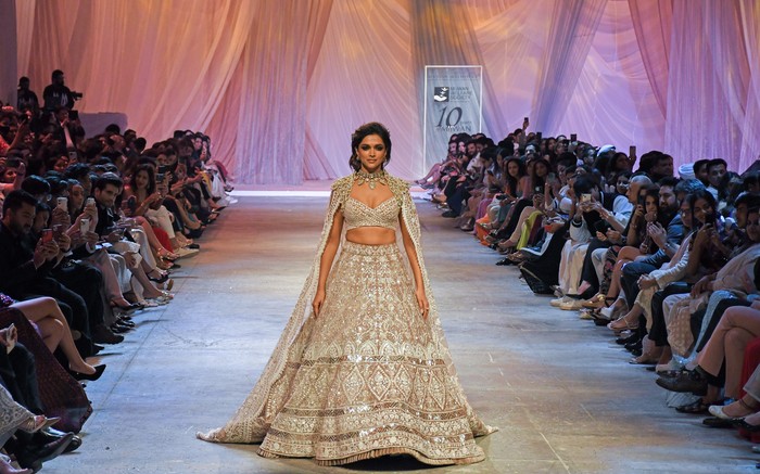 In this picture taken on July 29, 2022, Bollywood actors Ranveer Singh and Deepika Padukone walk the ramp for Mijwan Welfare Society and fashion show by designer Manish Malhotra in Mumbai. (Photo by SUJIT JAISWAL / AFP) (Photo by SUJIT JAISWAL/AFP via Getty Images)