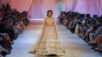 Paras Deepika Padukone yang mempesona ditambah gaun cantik menjadikan penampilannya memukau. Foto: AFP via Getty Images/SUJIT JAISWAL