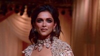 Deepika Padukone tampil memukau memperagakan gaun di acara yang digagas Shabana Azmi dan Mijwan Welfare Society. Foto: AFP via Getty Images/SUJIT JAISWAL