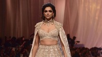 Deepika Padukone tampil dalam balutan lehenga putih dilengkapi bordiran unik. Foto: AFP via Getty Images/SUJIT JAISWAL