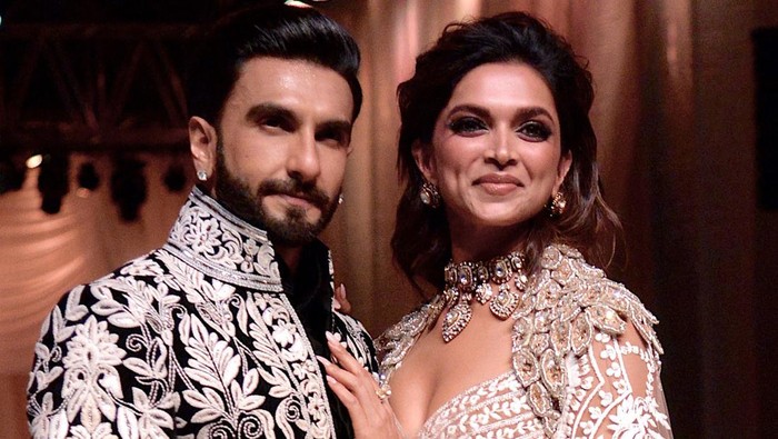 In this picture taken on July 29, 2022, Bollywood actors Ranveer Singh and Deepika Padukone walk the ramp for Mijwan Welfare Society and fashion show by designer Manish Malhotra in Mumbai. (Photo by SUJIT JAISWAL / AFP) (Photo by SUJIT JAISWAL/AFP via Getty Images)