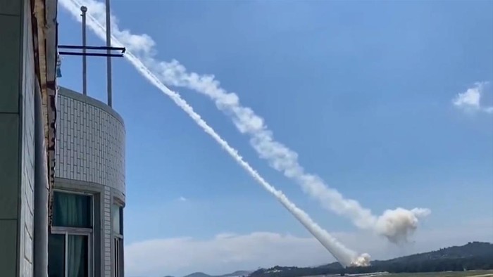Detik-detik China Tembakan Roket ke Selat Taiwan