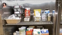 Terlihat Kim Kardashian penggemar berat susu nabati. Ia punya banyak produk susu gandum (oat) dan almond. Tak lupa berbagai produk dairy dan bumbu masak juga disimpannya. Foto: Instagram kimkardashian