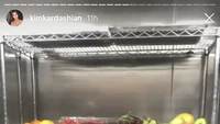 Ternyata ada alasan Kim Kardashian memamerkan kulkas walk-in miliknya. Banyak yang penasaran bagaimana ia memberi makan 4 anaknya, lalu ia mengunggah potret kulkas penuh makanan sehat ini. Foto: Instagram kimkardashian