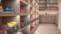 Selain kulkas walk-in, storage walk-in alias tempat penyimpanan bahan makanan yang bisa dimasuki seseorang juga jadi tren. Ruangan ini hadir di rumah-rumah besar. Foto: Twitter @INTERIORHUB3