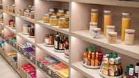 Tampilan storage walk-in yang seperti ini sudah pasti memanjakan mata dan bikin nyaman. Mencari sebuah bahan makanan pun tidak akan jadi perkara sulit. Foto: Twitter @INTERIORHUB3